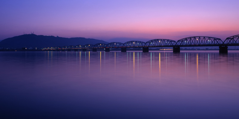 吉野川橋と眉山夕景