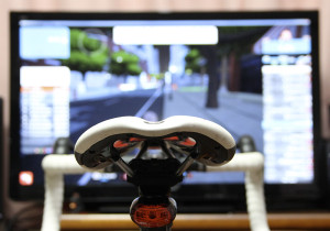 画面に向かって自転車こぎ