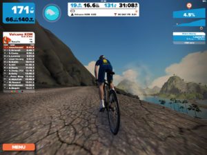 火山登ってます